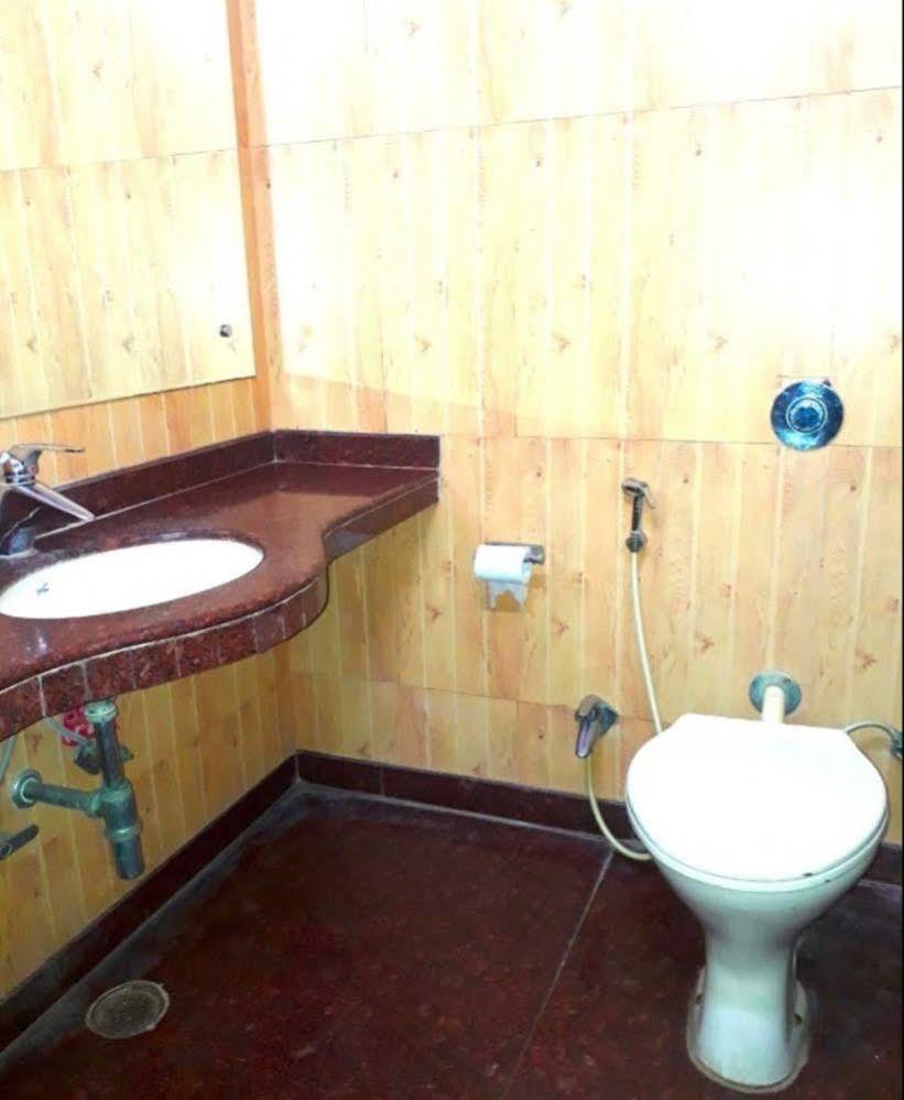 Hotel O Mid Town Дели Экстерьер фото