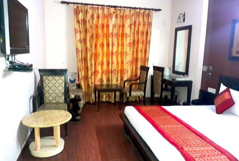 Hotel O Mid Town Дели Экстерьер фото